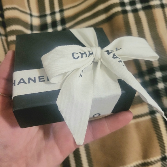 Chanel pale gold hollow vintage brooch - Picture 3 of 5